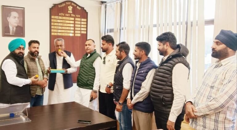 ਸਤਨਾਮ ਜਲਾਲਪੁਰ ਜਿਲ੍ਹਾ ਪ੍ਰਧਾਨ ਦਾ ਜਿਲ੍ਹੇ ਦੇ ਆਹੁਦੇਦਾਰਾਂ ਨੇ ਤਰਨਤਾਰਨ ਦੀ ਜ਼ਿਮਨੀ ਚੋਣ ਦੀ ਜਿੱਤ ਤੇ ਲੱਡੂਆਂ ਨਾਲ ਮੂੰਹ ਮਿੱਠਾ ਕਰਵਾਇਆ….