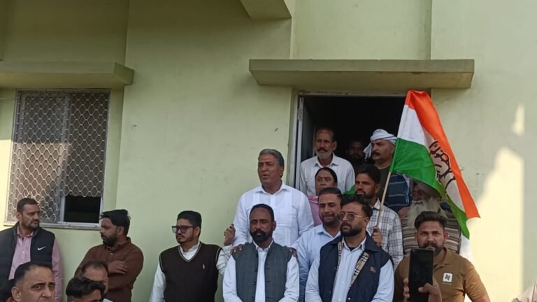 ਬੇਸਹਾਰਾ ਪਸ਼ੂਆ ਨਾਲ  ਨਿੱਤ ਹੋ ਰਹੇ ਹਾਦਸਿਆਂ ਸਬੰਧੀ ਟੋਲ ਪਲਾਜ਼ਾ ਬੱਛੂਆਂ ਤੇ ਕਾਂਗਰਸੀ ਵਰਕਰਾਂ ਨੇ ਲਗਾਇਆ ਧਰਨਾ 