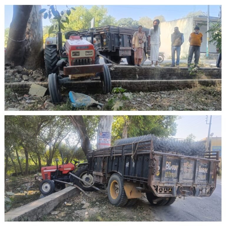 ਪਿੱਲਰਾਂ ਨਾਲ ਓਵਰਲੋਡਿਡ   ਟਰੈਕਟਰ ਟਰਾਲੀ ਅਸਤੁਲਿੰਤ ਹੋ ਕੇ ਪੋਲ ਨਾਲ ਕੇ ਨਾਲੇ ਵਿੱਚ ਜਾ ਫਸਿਆ 