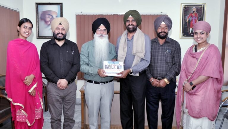 ਅਮਰੀਕਾ ਰਹਿੰਦੇ ਸੀਨੀਅਰ ਪੱਤਰਕਾਰ ਸ੍ਰੀ ਹੁਸਨ ਲੜੋਆ ਦਾ ਗੁਰੂ ਨਾਨਕ ਮਿਸ਼ਨ ਹਸਪਤਾਲ ਢਾਹਾਂ ਕਲੇਰਾਂ ਵਿਖੇ ਸਨਮਾਨ