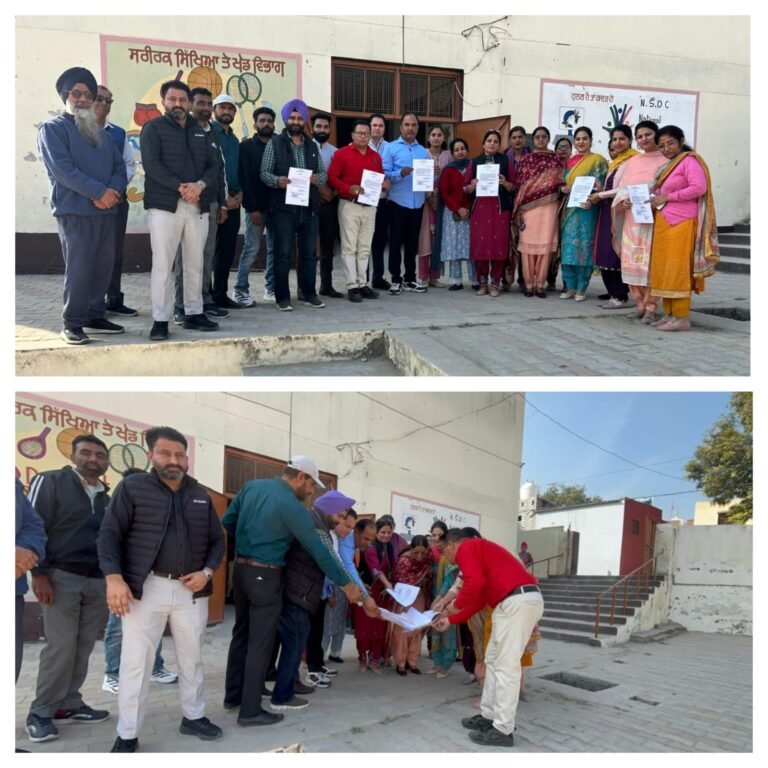 ਪੁਰਾਣੀ ਪੈਨਸ਼ਨ ਬਹਾਲੀ ਸੰਘਰਸ਼ ਕਮੇਟੀ ਅਤੇ ਸੀ ਪੀ ਐਫ ਕਰਮਚਾਰੀ ਯੂਨੀਅਨ  ਨੇ  ਅਧੂਰੇ ਨੋਟੀਫਿਕੇਸ਼ਨ ਦੀਆਂ ਕਾਪੀਆਂ ਸਾੜੀਆਂ