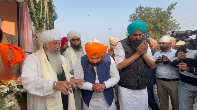 ਸ੍ਰੀ ਗੁਰੂ ਤੇਗ਼ ਬਹਾਦਰ ਜੀ ਦੇ 350ਵੇਂ ਸ਼ਹੀਦੀ ਦਿਹਾੜੇ ਨੂੰ ਸਮਰਪਿਤ ਫ਼ਰੀਦਕੋਟ ਤੋਂ ਅਰੰਭ ਹੋਏ ਵਿਸ਼ਾਲ ਨਗਰ ਕੀਰਤਨ ਦਾ ਸ੍ਰੀ ਅਨੰਦਪੁਰ ਸਾਹਿਬ ਪਹੁੰਚਣ ‘ਤੇ ਕੈਬਨਿਟ ਮੰਤਰੀ ਹਰਜੋਤ ਸਿੰਘ ਬੈਂਸ ਅਤੇ ਲੋਕ ਸਭਾ ਮੈਂਬਰ ਮਲਵਿੰਦਰ ਸਿੰਘ ਕੰਗ ਵਲੋਂ ਭਰਵਾਂ ਸਵਾਗਤ