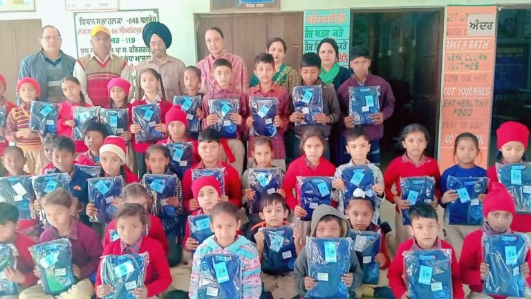 ਪ੍ਰਾਇਮਰੀ ਸਕੂਲ ਸੁੱਧਾ ਮਾਜਰਾ ਦੇ ਬੱਚਿਆਂ ਨੂੰ ਦਾਨੀ ਸੱਜਣਾਂ ਨੇ ਜੈਕਟਾਂ ਤੇ ਟਰੈਕ ਸੂਟ ਵੰਡੇ