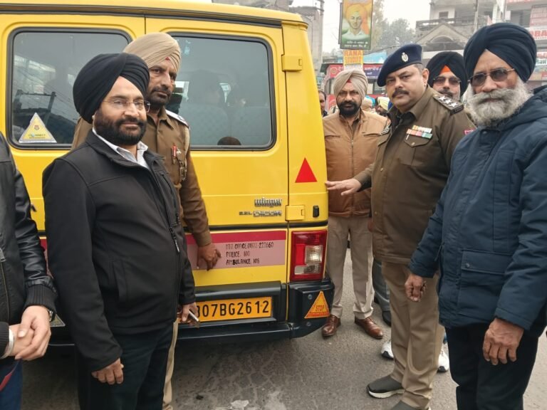 ਮੈਡੀਕਲ ਪ੍ਰੈਕਟੀਸ਼ਨਰ ਅਤੇ ਪੁਲਿਸ ਪ੍ਰਸ਼ਾਸਨ ਵੱਲੋਂ ਸੜਕੀ ਸੁਰੱਖਿਆ ਮੁੰਹਿਮ ਤਹਿਤ ਵਾਹਨਾਂ ‘ਤੇ ਲਗਾਏ ਰਿਫਲੈਕਟਰ