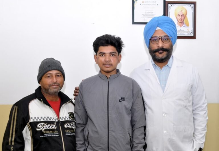 ਢਾਹਾਂ ਕਲੇਰਾਂ ਹਸਪਤਾਲ ਦੇ ਨਿਊਰੋਸਜਰਨ ਡਾ. ਸੈਣੀ ਨੇ ਸੜਕ ਹਾਦਸੇ ਦੌਰ ਜ਼ਖਮੀ ਕੋਮਾ ਵਿੱਚ ਗਏ 19 ਸਾਲਾ ਨੌਜਵਾਨ ਦੀ ਜਾਨ ਬਚਾਈ