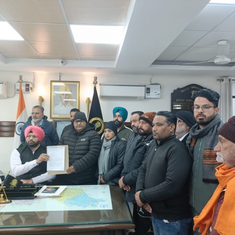 ਮਗਨਰੇਗਾ ਕਾਨੂੰਨ ਖ਼ਤਮ ਕਰਨ ਵਿਰੁੱਧ ਨਰੇਗਾ ਮੁਲਾਜ਼ਮਾਂ ਨੇ ਜ਼ਿਲ੍ਹਾ ਪੱਧਰੀ ਧਰਨੇ ਦਿੱਤੇ