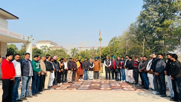 ਜਿਲ੍ਹਾ ਪ੍ਰਧਾਨ ਅਜੇ ਮੰਗੂਪੁਰ ਨੇ ਕਾਂਗਰਸ ਪਾਰਟੀ ਦਾ ਝੰਡਾ ਲਹਿਰਾਇਆ 